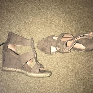 TAN WEDGES